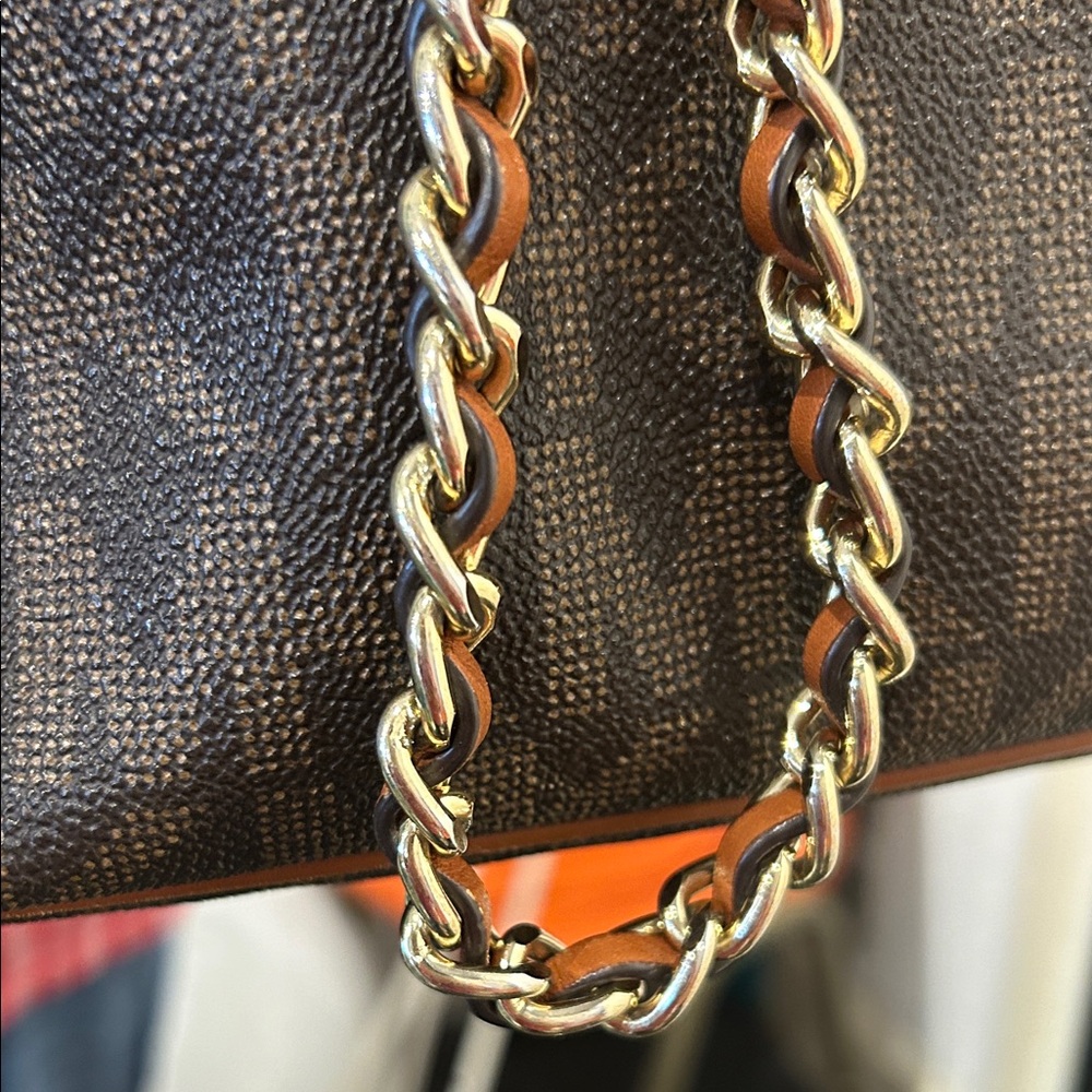 Michael Kors Frankie Drawstring Bucket Bag with gold hardware - Picture 5 of 10